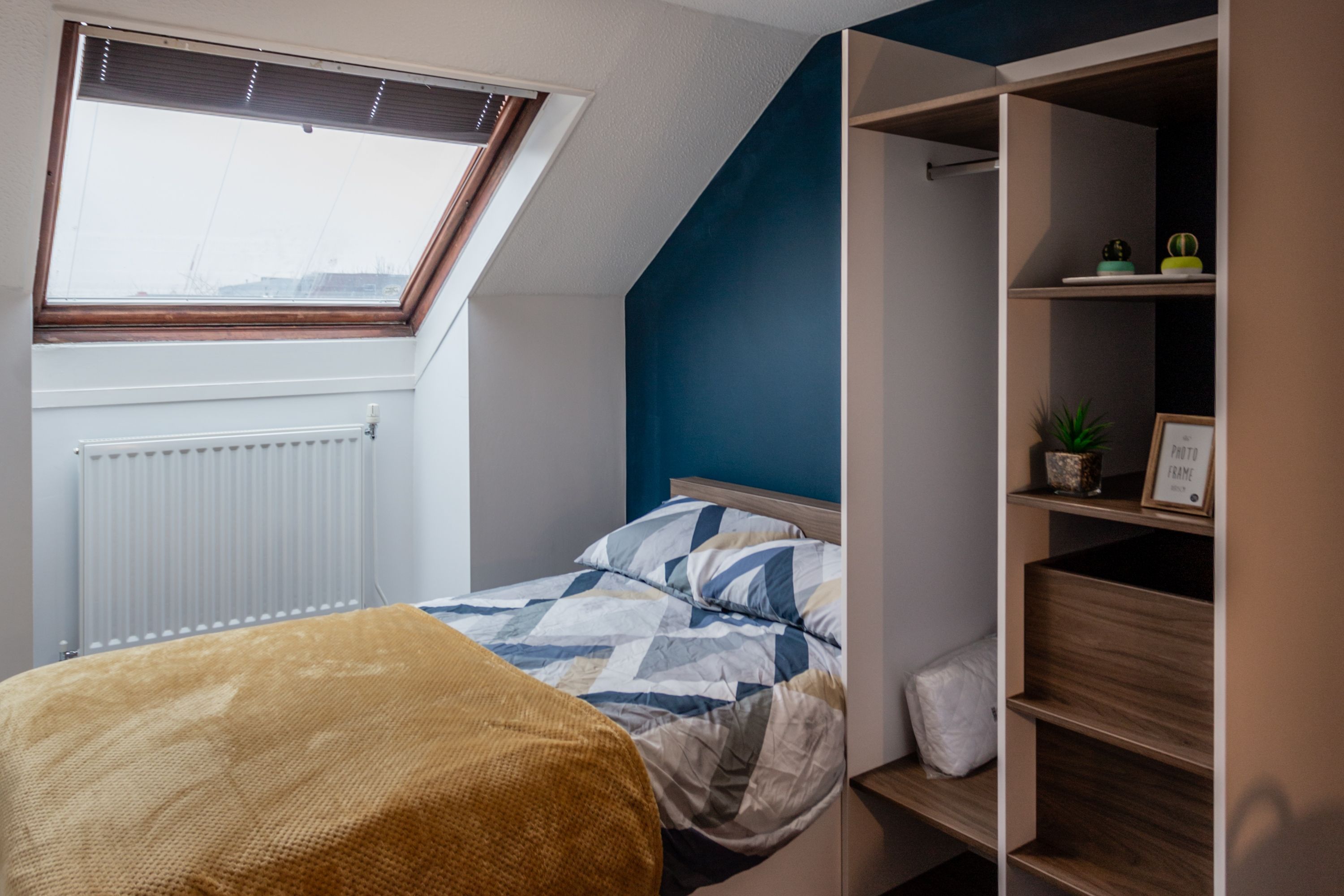 5 Bed Bronze - room